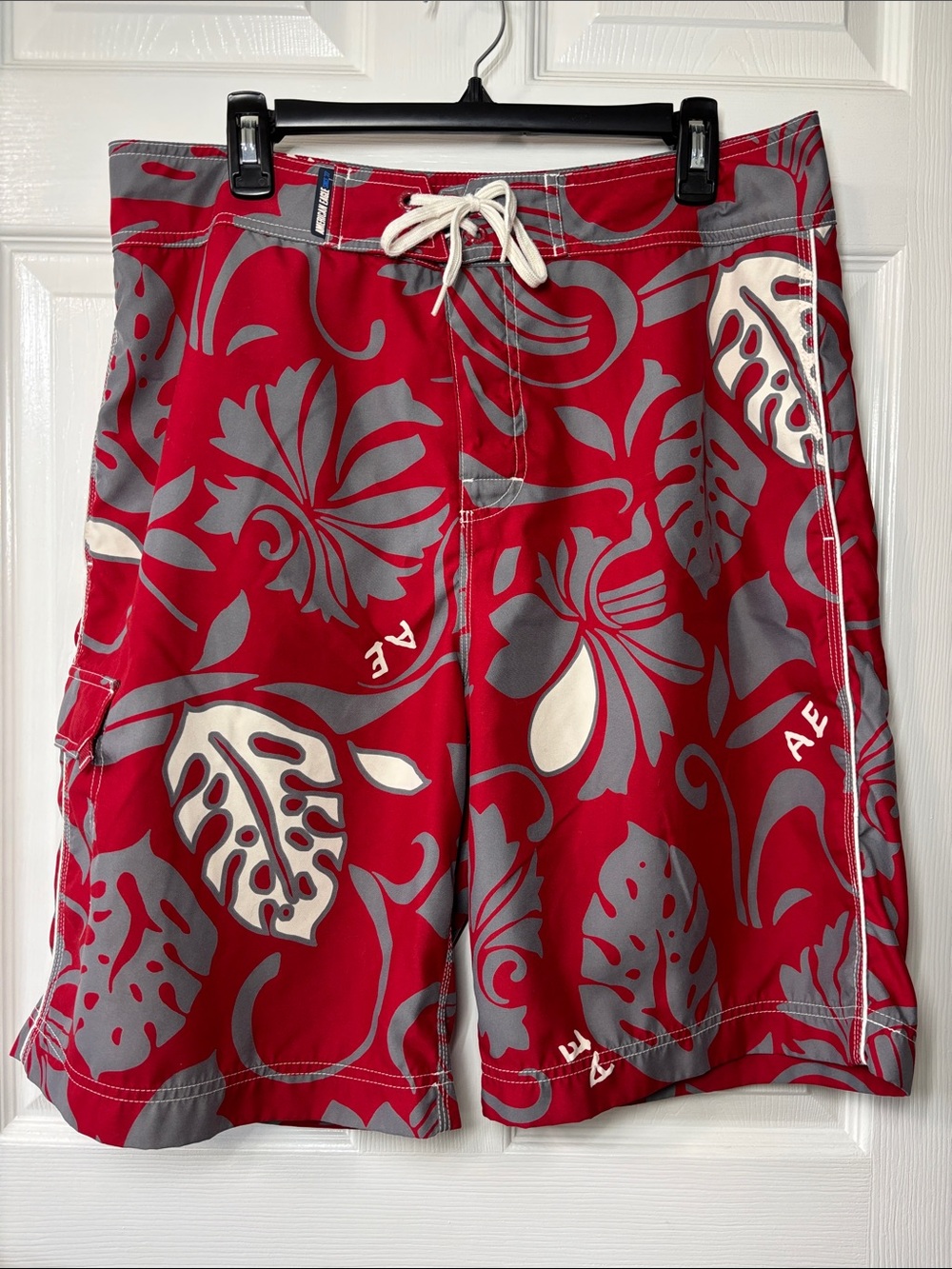 American Eagle Outfitters Men’s Floral Board shorts- Sz 34- Like New Condition